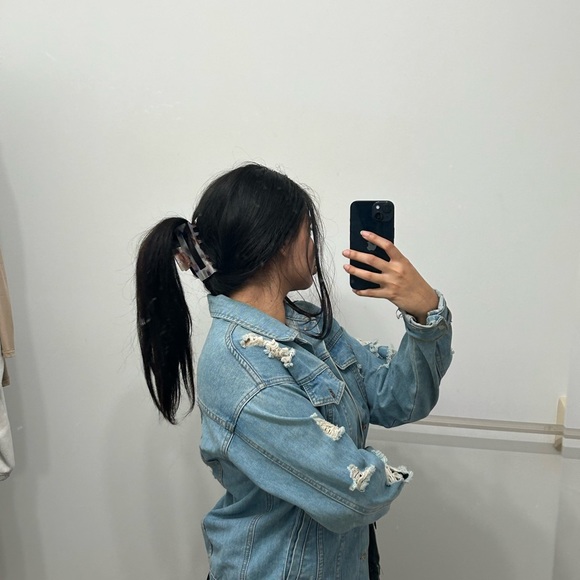 Distressed vintage oversized jean jacket - Picture 4 of 6
